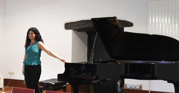 A pianista Sara Marianovich tras unha actuación na Casa do Río Cigüeño no Barco. /Foto: Carlos G. Hervella.