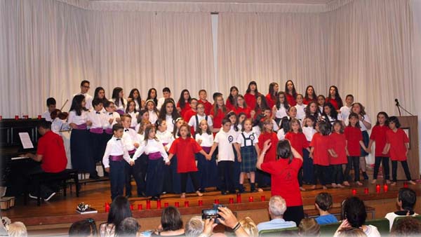 O coro de voces brancas Coraliña Cantora, nunha actuación na Casa da Cultura da Pobra de Trives.