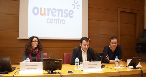 O presidente do CCA Ourense Centro, Luis Rivera (centro) durante a asemblea.