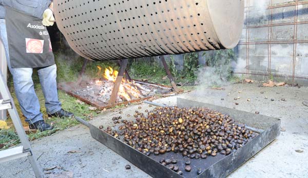 As castañas recén asadas no magosto do ano pasado en Vilela. /Foto: Carlos G. Hervella.