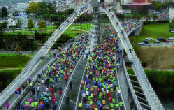 Participantes na carreira do San Martiño de Ourense cruzando a Ponte do Milenio. /Foto: Carlos G. Hervella.