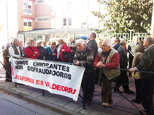 Os emigrantes concentrábanse diante da delegación valdeorresa de Facenda./ Foto cedida.