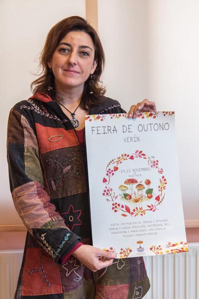A concelleira de Turismo de Verín, Purificación Caldelas, co cartaz desta mostra.
