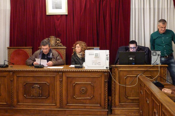 Aurentino Alonso, alcalde en funcións, dando lectura aos nomes dos membros das mesas designados tras o sorteo./ Foto: Ángeles Rodríguez.