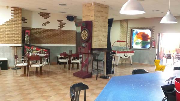 Interior da  cervexería-pub.