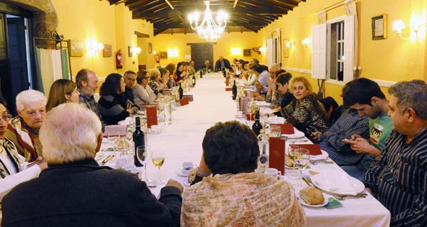 Unha das ceas celebradas pola Asociación do Camiño de Inverno por Valdeorras no Pazo do Castro. /Foto: Carlos G. Hervella.