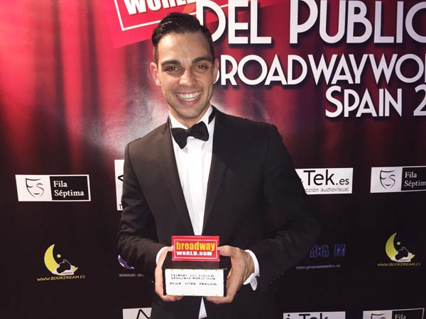 O actor valdeorrés Christian Escuredo co premio ao mellor actor principal nos BroadwayWorld Spain 2015.