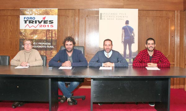 Os alcaldes de Manzaneda e Trives e a presidenta da Cooperativa TuTrives, no intre de facer pública a declaración.