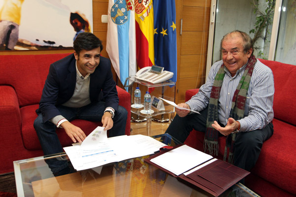 O conselleiro de Política Social na reunión mantida co alcalde do Bolo en Santiago.