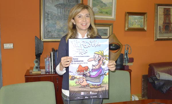 A concelleira de Cultura do Barco, Margarida Pizcueta co cartel do Botelo, obra de Luis Davila. /Foto: Mónica G. Bellver.