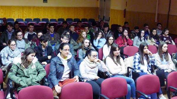 Alumnos asistentes á charla-coloquio no IES Lauro Olmo. /Foto: Mónica G. Bellver.