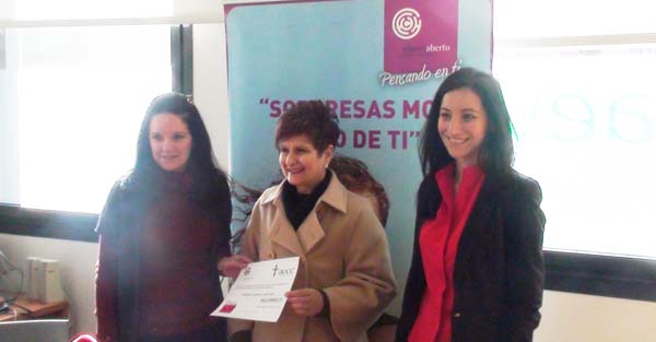 A presidenta da AECC de Valdeorras coa recadación entregada pola presidenta do CCA O Barco.