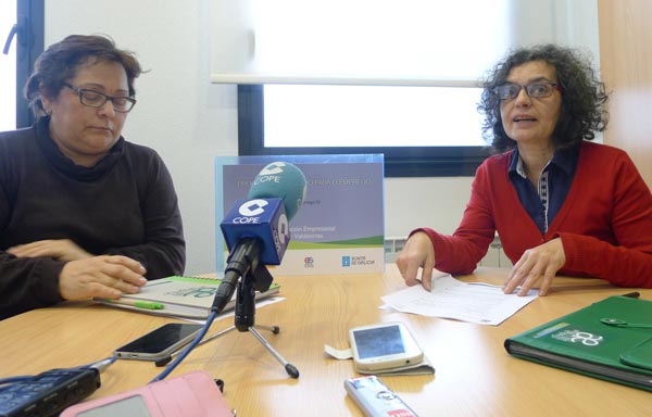 A vicepresidenta de AEVA e a responsable de Aevaemprego, durante a rolda de prensa./ Foto: Ángeles Rodríguez.