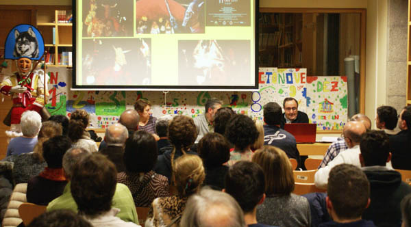 O etnólogo José Rodríguez Cruz, nunha conferencia impartida recentemente na Biblioteca de Verín./ Foto: Biblioteca de Verín.