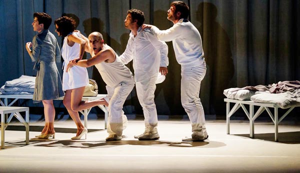 Unha das esceas de "Ensaio sobre a cegueira" de Sarabela Teatro. Foto: Sarabela Teatro.