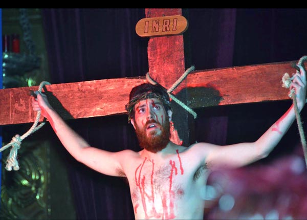 Cristo crucificado na escenificación da Paixón en Celanova. /Foto: José Manuel Feijóo.