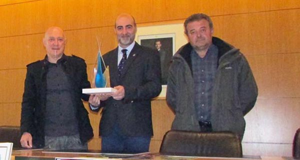 O alcalde de Celanova (centro) suxeita o premio Ouro Azul, obra do escultor Toño Monteiro (esquerda).