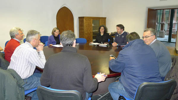Un dos momentos da reunión celebrada na sala de xuntas da Casa Grande de Viloira (O Barco)./ Foto: Ángeles Rodríguez.