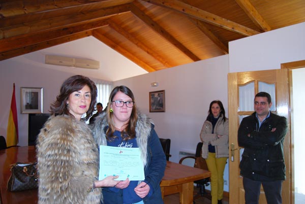 A delegada da Xunta en Ourense entregando un diploma a unha das participantes no obradoiro, na Gudiña.