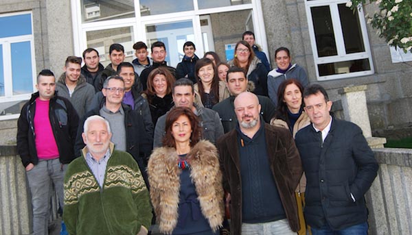 Os alumnos do obradoiro cos alcaldes da Gudiña, Vilariño de Conso e Riós e coa delegada da Xunta en Ourense.