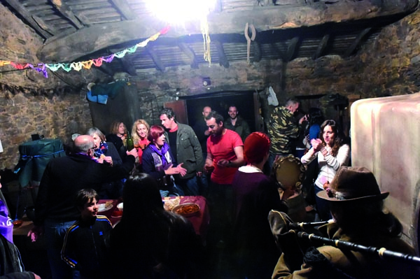 Interior dunha das covas de Seadur na pasada edición desta festa./ Foto: Carlos G. Hervella.