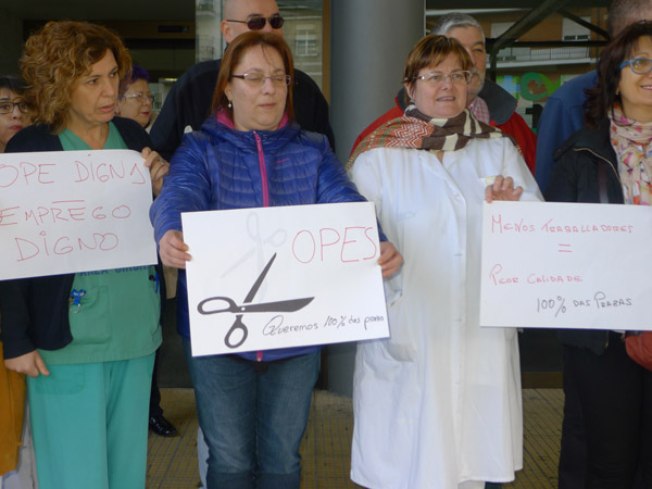 Algúns dos cartaces que portaban os participantes na concentración./ Foto: Mónica G. Bellver.