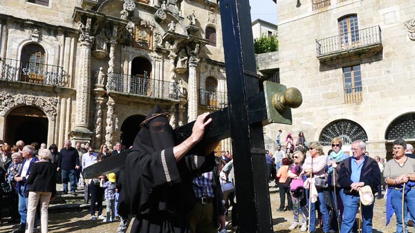 A enorme cruz negra que abre o Vía Crucis, no adro do Santuario das Ermitas./ Foto: Ángeles Rodríguez.