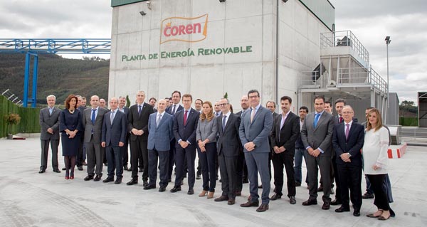 Autoridades e responsables do Grupo Coren diante da planta en Ourense.
