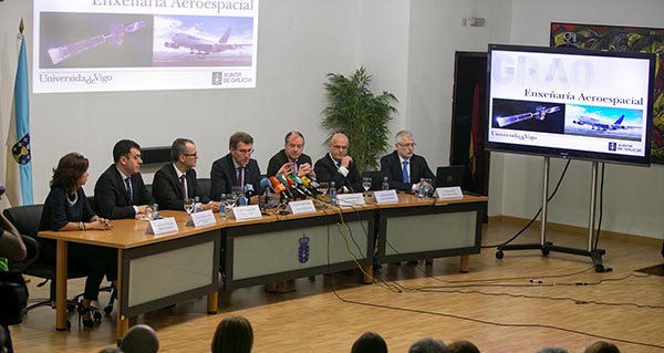 Alberto Núñez Feijóo acompañado polo conselleiro de Educación e Ordenación Universitaria, Román Rodríguez, presidiu o acto de presentación do grao de Enxeñería Aeroespacial, esta mañá, no salón de actos da Delegación Territorial da Xunta.
