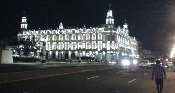 Vista nocturna do Gran Teatro da Habana (Centro Galego). /Foto cedida por Felipe Cid.