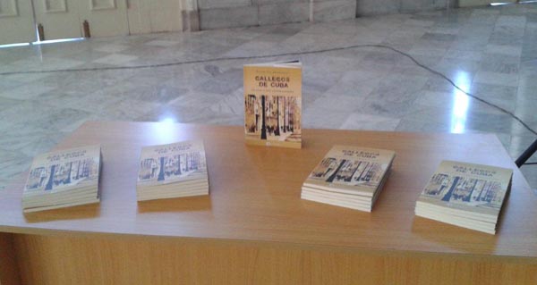 Varios exemplares do libro "Gallegos de Cuba de dos y más generaciones".