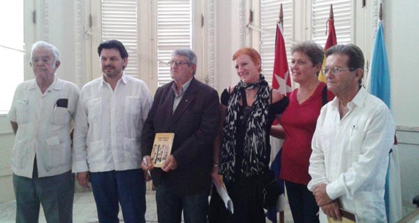 Presentación do libro de Felipe Cid (3º pola esquerda) na Habana.