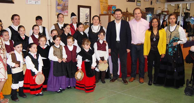 Membros de Queixumes dos Pinos co secretario xeral de Emigración.