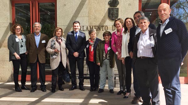 Membros das asociacións do Camiño de Santiago por Valdeorras e pola Ribeira Sacra co conselleiro de Cultura e a directora xeral de Patrimonio, en Santiago.