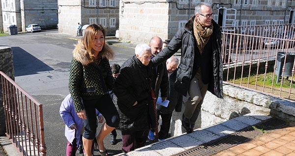 Beatriz Mato (esquerda) visitou esta mañá a Praza de Covadonga acompañada polo alcalde, Jesús Vázquez