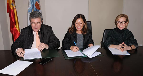 O alcalde de Leiro e a conselleira de Medioambiente suscribiron o convenio de colaboración hoxe.