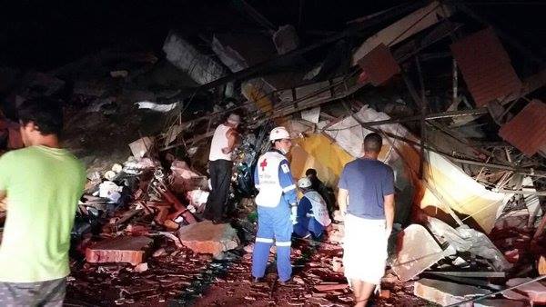 Imaxe dunha busca de vítimas, en Ecuador, tras o terremoto do pasado sábado.