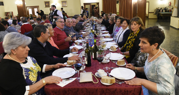 Unha das mesas da cea benéfica da AECC en Valdeorras do pasdado ano./ Foto: Carlos G. Hervella.