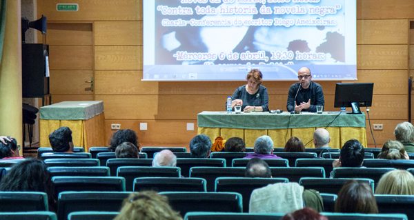 Un dos momentos da conferencia, celebrada no Salón de actos da Casa da Cultura de Verín./ Foto: Carlos Montero.