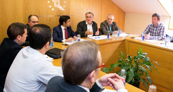 O presidente da Fegamp, o alcalde do Barco Alfredo García, intervindo na reunión con responsables de Política Social.