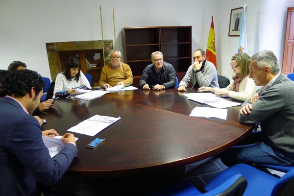 Na reunión participaban os representantes dos concellos valdeorreses./ Foto: Ángeles Rodríguez.