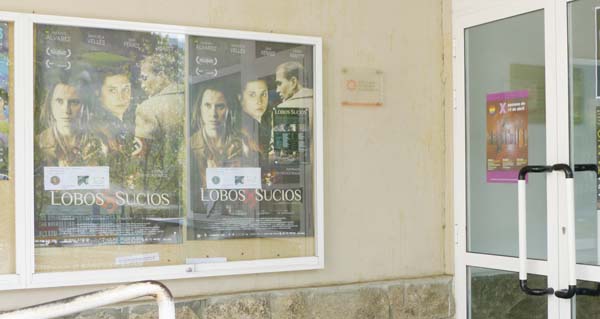 Cartaces da película "Lobos sucios" no exterior do Teatro Lauro Olmo do Barco./ Foto: Mónica G. Bellver.