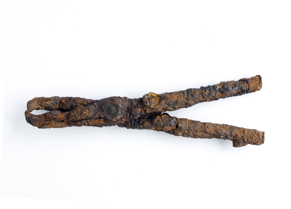 Tenaces de ferro para extraccións dentais, atopadas no Campamento romano de Aquae Querquennae./ Foto: Fernando del Río.