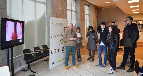 O director técnico da D.O. Monterrei, ofrecendo explicacións aos alumnos desta escola de Pontevedra, na sede do consello regulador./ Foto: CRDO Monterrei.