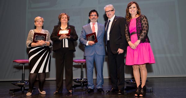 A presidenta da asociación de perruqueiros de Ourense, Beatriz Gómez e os homenaxeados (Dobao é o terceiro pola dereita).