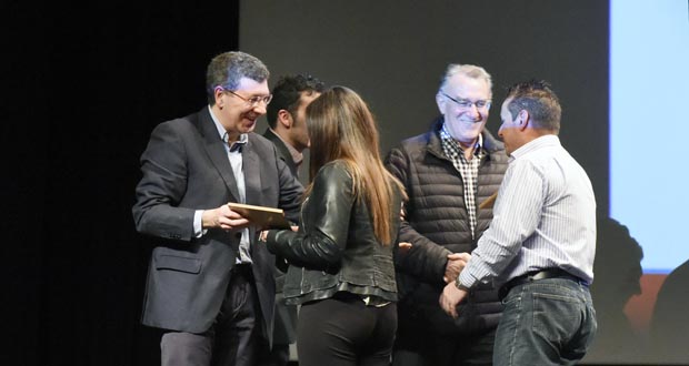 O concelleiro de Deportes Aurentino Alonso entregando un dos premios.
