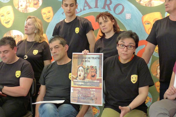Maribel Campos amosa o cartaz promocional das xornadas. /Foto: Mónica G. Bellver.