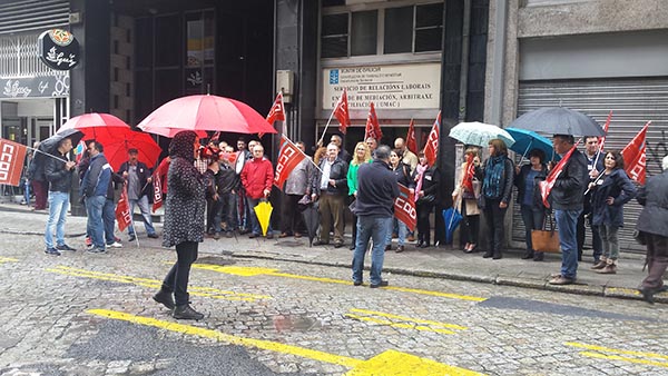 Imaxe da protesta, esta mañá, diante do Servizo de Mediación da Xunta.