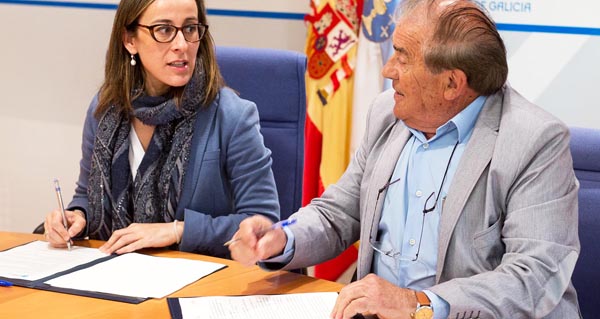 A conselleira de Infraestruturas e Vivenda, Ethel Vázquez Mourelle, e o alcalde do Bolo, Manuel Corzo, asinando o convenio.