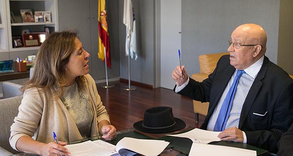 A conselleira de Medio Ambiente e Ordenación do Territorio, Beatriz Mato, e o alcalde de Cortegada, Avelino Luís de Francisco Martínez, na firma do convenio.